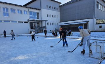 Mittelschüler in Windischgarsten bauten eigenen Eislaufplatz für Wintersport