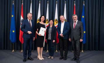 Stelzer ehrt Kirchdorfer Volksschullehrerin mit dem Titel Schulrätin