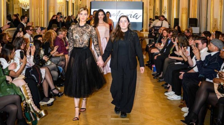 Designerin aus Kremsmünster schneidert Mode für die Fashionweek in Paris