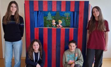 Kirchdorfer Kreativ-Mittelschülerinnen bauten neues Kasperltheater für Eltern-Kind-Zentrum