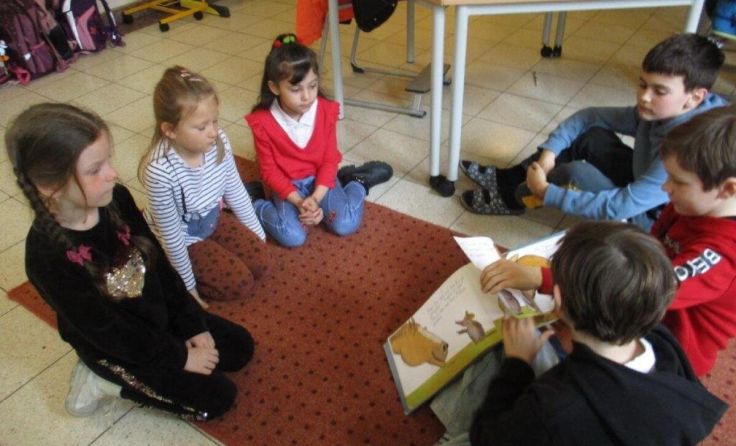 Bei der Vorlesestunde (Foto: Kindergarten Hellerwiese)