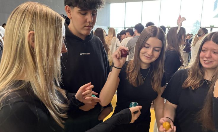 Schüler und Lehrkräfte stellen sich der Eierpeck-Challenge (Foto: hakhlw kirchdorf)