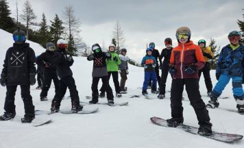 Windischgarstener Mittelschüler sammelten erste Snowboard-Erfahrungen in Hinterstoder