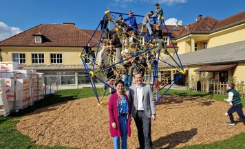 Neuer Spielplatz am Pflichtschulzentrum Kirchdorf eröffnet