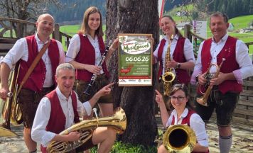 „Gaschtner MusiGaudi“ feiert Premiere im Rathaushof Windischgarsten