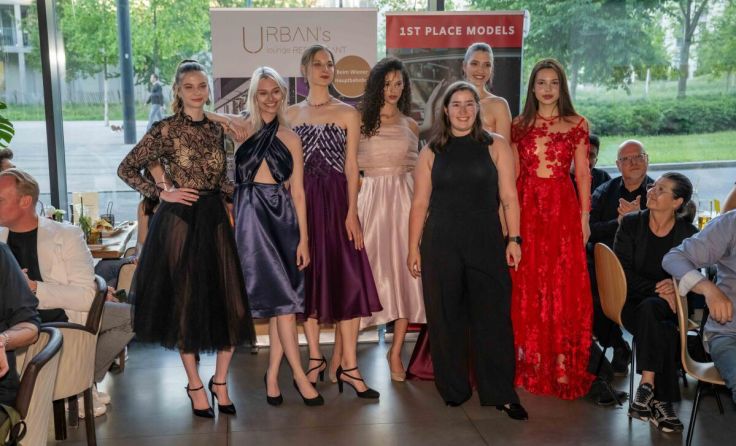 Ines-Maria Sperrer (2. v. r.) mit Models auf der Fashionweek-Night in Wien. (Foto: Mihael Vuzem)