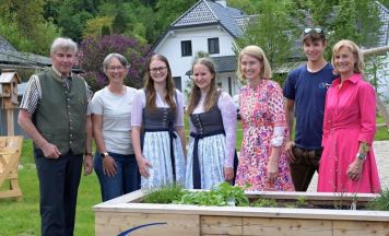 Landjugend Molln zimmerte Hochbeet für neuen Kindergarten in Leonstein