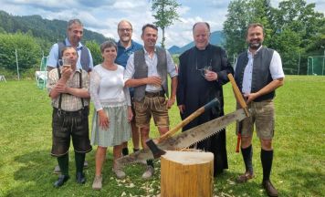 Pfarrfest in Windischgarsten mit Live-Musik, Bauernkrapfen und Maibaum-Umschneiden