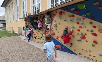 Neue Kletterwand bei der Volksschule in Windischgarsten feierlich eröffnet