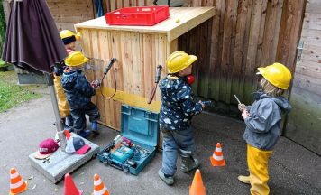 Kindergartenkinder in Wartberg bauten Waschanlage und Tankstelle