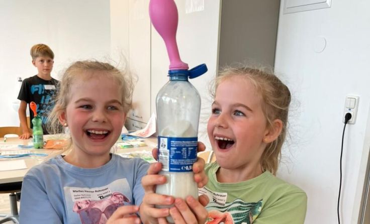 Beim Midi-Mint-Tag: Neben dem Experimentieren kam das Lachen nie zu kurz. (Foto: TIZ Kirchdorf)