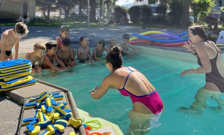 Ausgebildete Übungsleiterinnen bringen den Kindern Schwimmen bei. (Foto: Sportunion OÖ)