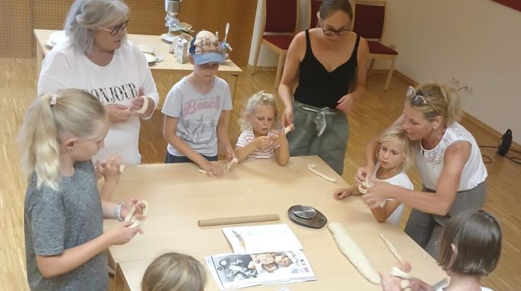 Kinder backten in Roßleithen ihr eigenes Dinkelgebäck