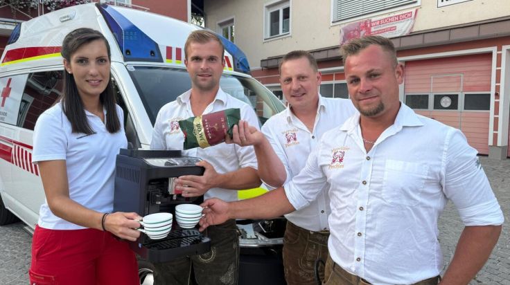 Steyrtaler Perchten übergaben Kaffeemaschine an Rotes Kreuz