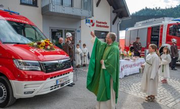 Zwei neue Feuerwehrfahrzeuge bei Feldmesse in Hinterstoder gesegnet