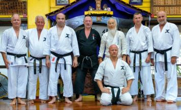 Karateka aus Kirchdorf und Windischgarsten steigen in Okinawa mehrere Dan-Stufen auf