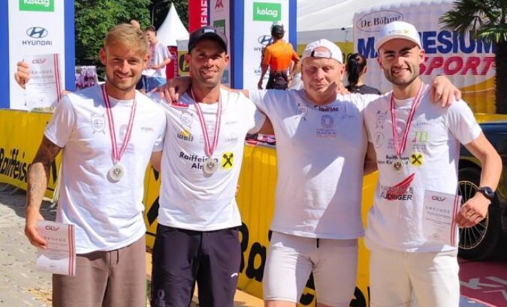 Christoph Stadler (r.) und KRC-Vereinsmitglieder (Foto: Kremstal Running Collective)