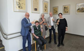 Skizzen auf Noten zieren das Treppenhaus der Musikschule Kremsmünster