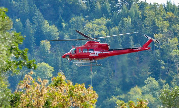 Der Helikopter flog einige Male hin- und her. (Foto: Helmut Dietmaier)