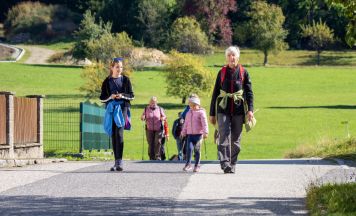 Generationen wandern gemeinsam auf der Wurzeralm