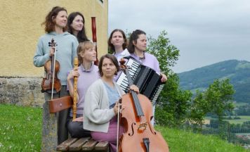 Künstlerinnen laden zum Spaziergang am Georgiberg in Micheldorf