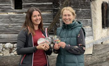 360° Alpenland verteilt Bierdeckel auf Almhütten