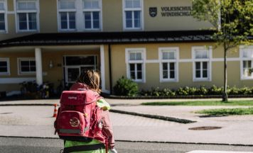 Warnwesten machen Kinder in Kirchdorf sichtbarer
