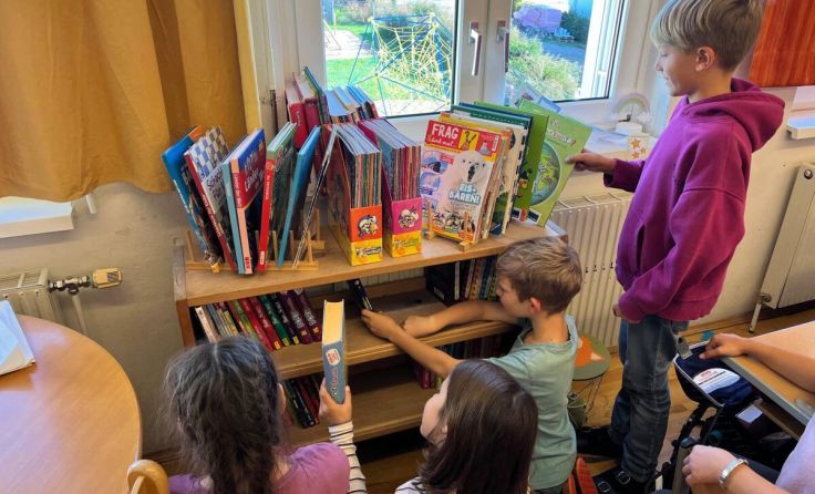 Kinder der Volksschule Kirchdorf suchen sich ein Buch zum Lesenüben aus. (Foto: VS Kirchdorf/Krems)