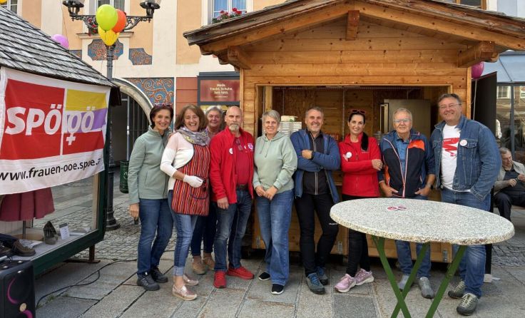 Teilnehmende des Sturmfests der SPÖ Windischgarsten auf dem Marktplatz. (Foto: Werner Gschaider)