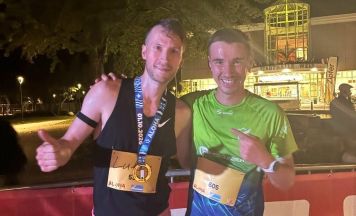 Lukas Helmberger vom Laufclub Molln gewinnt den Welser Nachtlauf