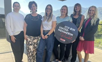 Frau in der Wirtschaft Kirchdorf verbindet Yoga mit Finanzwissen