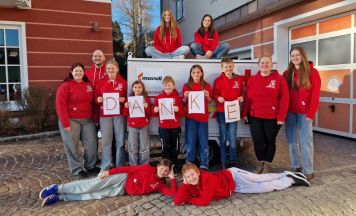 Neue Pullover für die Rotkreuz-Jugend in Grünburg