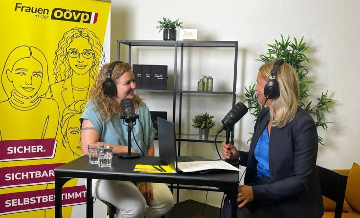 Cornelia Pöttinger (l.) wird von Host Carina Gsandtner interviewt. (Foto: Frauen in der OÖVP)