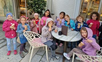 Kirchdorfer Volksschulkinder bekommen eine Kugel Eis spendiert