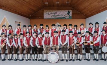 Beim Dorfstadl in Spital treffen Blasmusik und Tracht aufeinander