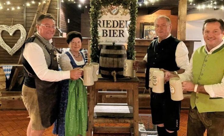 Beim Bieranstich (Foto: Daniel Strutzenberger)