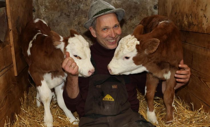 Anton Moser mit den Kälberzwillingen Laura und Lorenz. (Foto: Gerhard Hütmeyer)