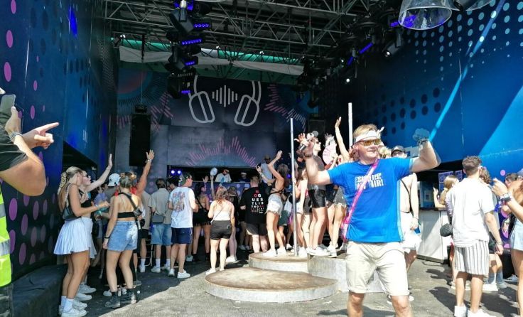 Mathias Fink (im Vordergrund) heizte die Stimmung im Zelt schon am Nachmittag an. (Foto: Steiner)