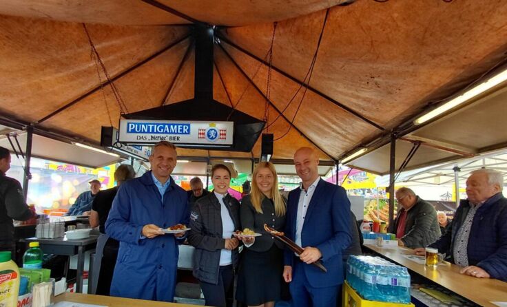 Am Bratwürstlstand (v. l.) Hattmannsdorfer, Lang-Mayerhofer, Hajart (Foto: Steiner)