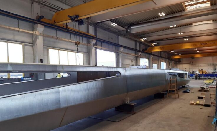 Die neue Fußgängerbrücke in der Produktionshalle während des Fertigungsprozesses. (Foto: Privat)