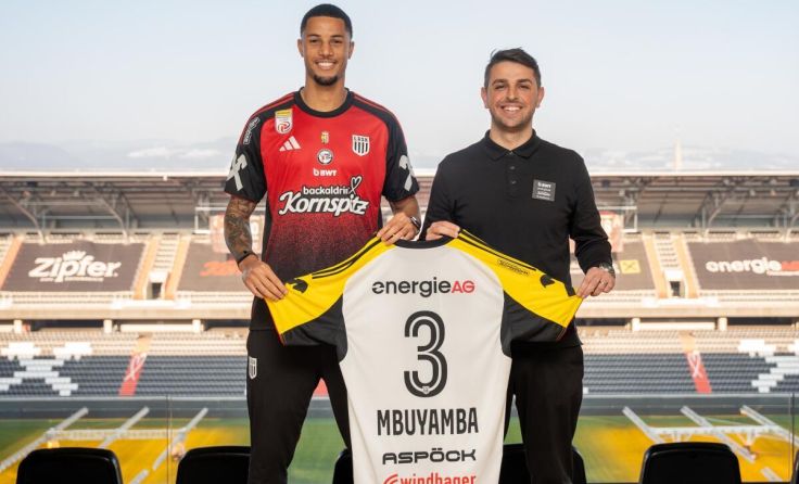 Mbuyamba (links) mit Sportdirektor Dino Buric. (Foto: LASK)