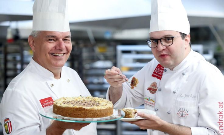 Konditormeister Karl Jindrak (links) schleißt eine seiner FIlialen. (Foto: Volker Weihbold)