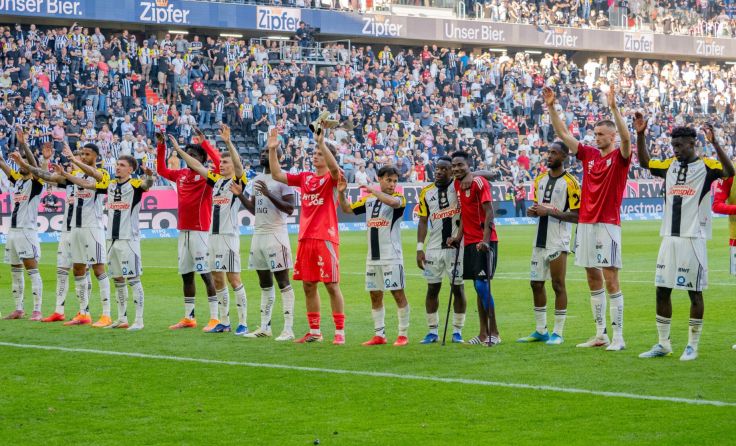 Die LASK-Spieler ließen sich nach dem Sieg gegen Salzburg von den Fans feiern; Foto: gerd2709