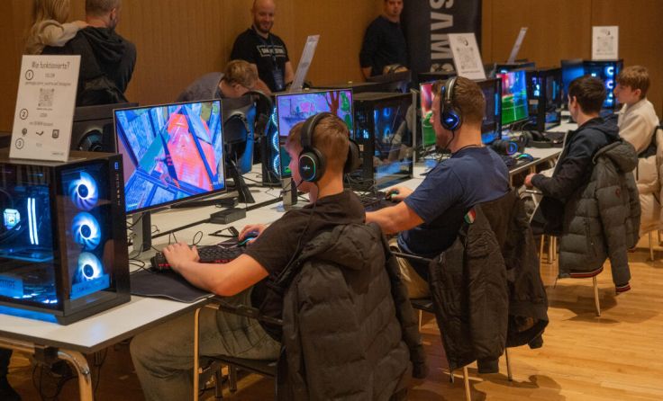 Die Spiele-Station mit High-End-PCs powerd by GamingPC Store. (Foto: gerd2709)