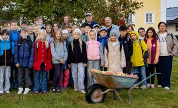 Ein Schultag, der nach Herbst schmeckt: Wie aus Äpfeln Süßmost wird