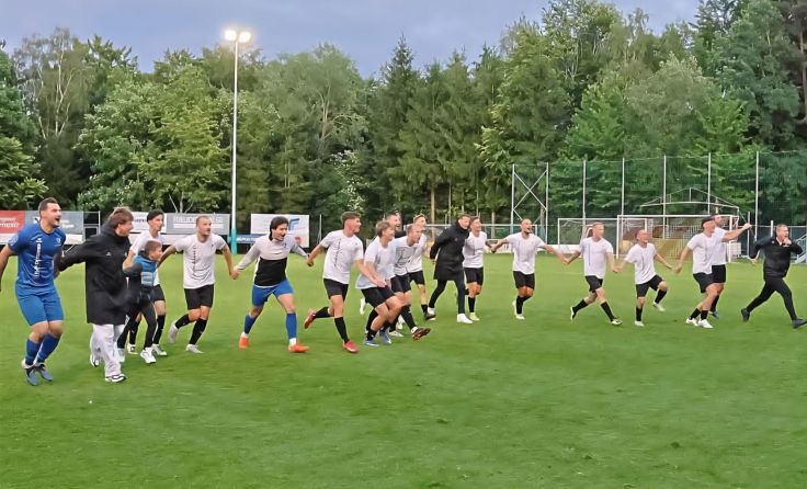 Sie sind zurück in der Landesliga Ost. Die Kicker aus Naarn. (Bildrechte: Reinhold Bauer)