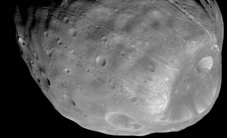 Marsmond Phobos mit Stickney Krater; Fotocredit: NASA/JPL-Caltech/University of Arizona