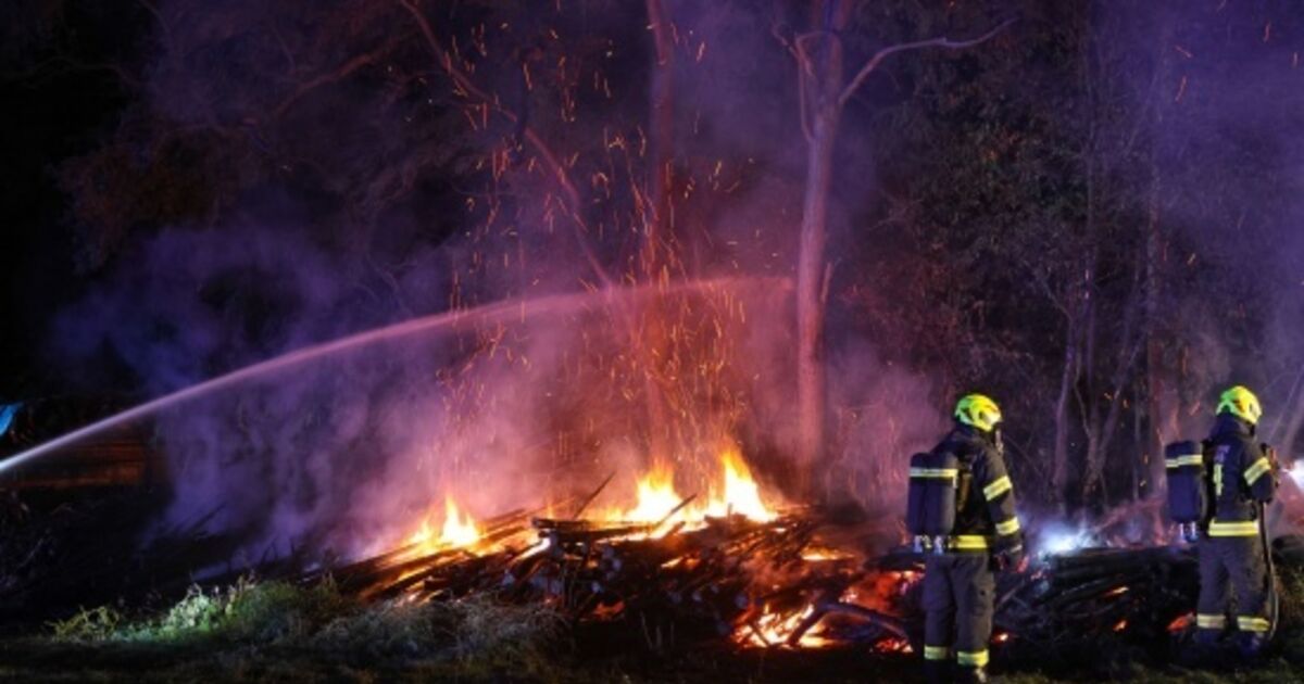 Burning pile of wood in Steinhaus near Wels requires fire department ...