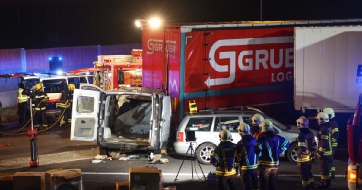 Small van collides with truck at rest area on the A8 near Pichl near Wels