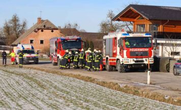 Auto prallt bei Unfall in Gschwandt gegen Gabionenzaun